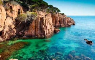 Cala secreta en la Costa Brava con aguas cristalinas