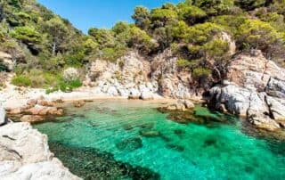 Costa Brava desde el mar con aguas cristalinas